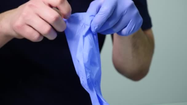 Doktor nosí sterilní latexové rukavice — Stock video