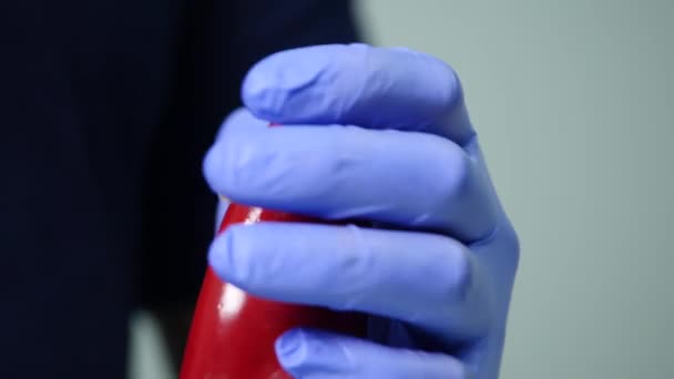 En man bär en kondom på chilipeppar — Stockvideo