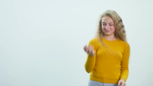 Chica jugando con burbujas de jabón — Vídeos de Stock