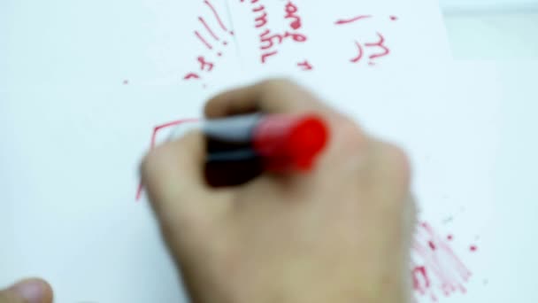 Primo piano di mans scrittura a mano su carta con pennarello — Video Stock