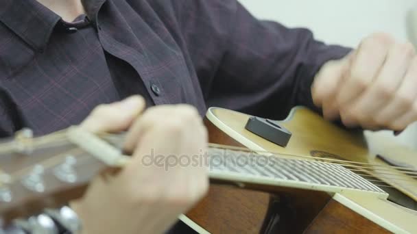 Close-up van een mans handen spelen een gitaar — Stockvideo