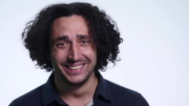 Genç yakışıklı adam yüksek sesle gülerek giyen siyah gömlek beyaz arka plan üzerinde izole