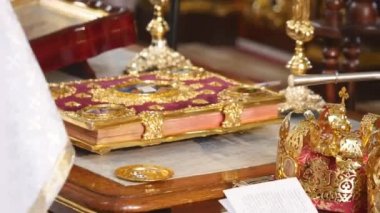 Düğün töreni için kilise öznitelikleri. Altın kron sunak üzerinde vardır. Rahip öznitelikleri. Kilisenin iç