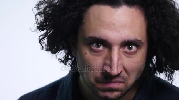 Close up of young angry man screaming isolated on white background. Close up portrait of young man screaming. Very angry casual man screaming — Stock Video