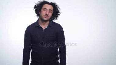 Yakışıklı adam gösteren farklı duygular. Yakın çekim