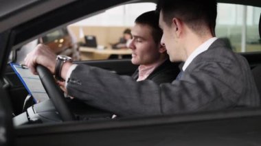 Arabayı teftiş sırasında konuşmayı araba satıcı ile alıcı