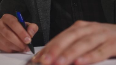 Erkek mimar iş başında. Mimar eller. Cetvel ve mimar elinde bir kalem. Evin tasarımı. Mühendis. Çizim araçları. Çizim oluşturma. Mimari