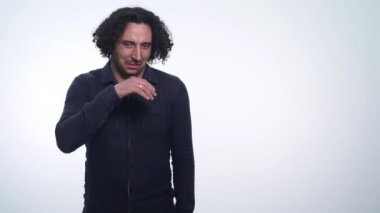 Beyaz arka plan üzerinde kokuşmuş bir şey kötü koku nedeniyle yüzünde iğrenme ile burun pinching adam portresi. Duygular kavramı