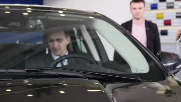 Gesprek met de verkoper van de auto tijdens de inspectie van de auto koper — Stockvideo