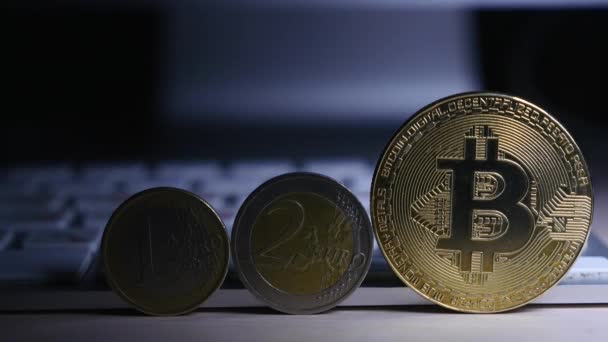 Bliska bitcoin złote monety i monety evro na tle klawiatury — Wideo stockowe