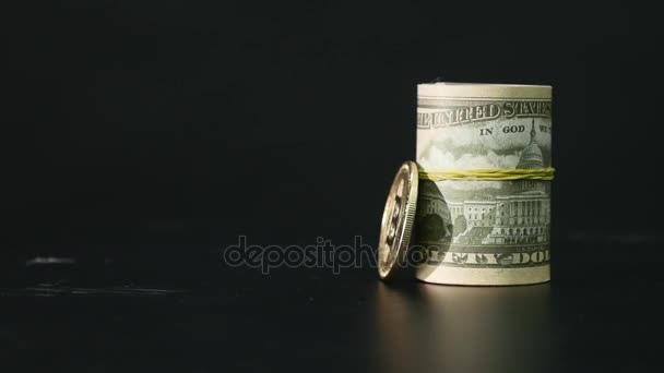 Bitcoin érme és a csavart dollár-bankjegyek a fekete háttér — Stock videók