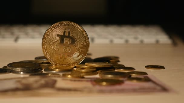 黄金 bitcoin コインとキーボードとドル紙幣の背景にコインをクローズ アップ。選択と集中 — ストック動画