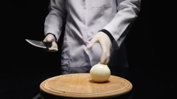 Chef cortando uma cebola com uma faca — Vídeo de Stock