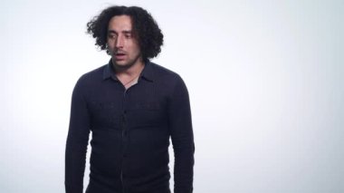 Yakışıklı adam gösteren farklı duygular. Yakın çekim