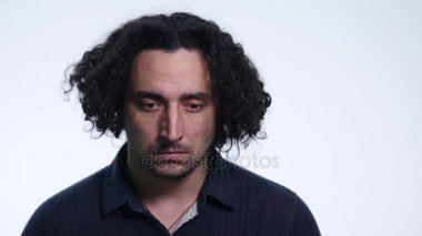 Beyaz arka plan üzerinde üzgün üzgün bir genç adam