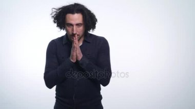 Portre portre gergin genç adam beyaz arka plan üzerinde vurguladı