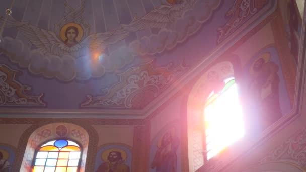 Innenraum der Kirche in der Ukraine — Stockvideo