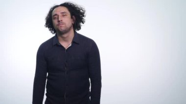 Yakışıklı adam gösteren farklı duygular. Yakın çekim