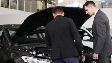 genç adam motor bölümü galerisinde bakarak