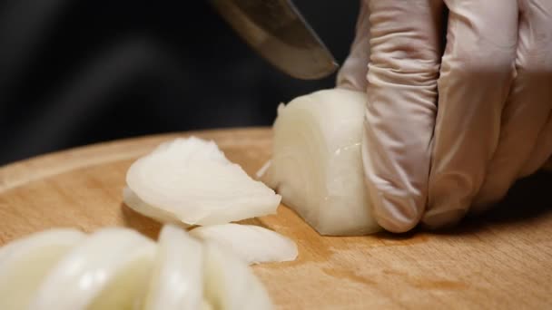 Chef cortando una cebolla con un cuchillo — Vídeos de Stock