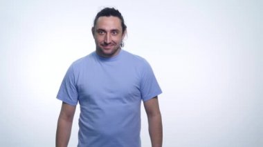 kamera ve Göz kırpmalar bakarak genç sakallı adam