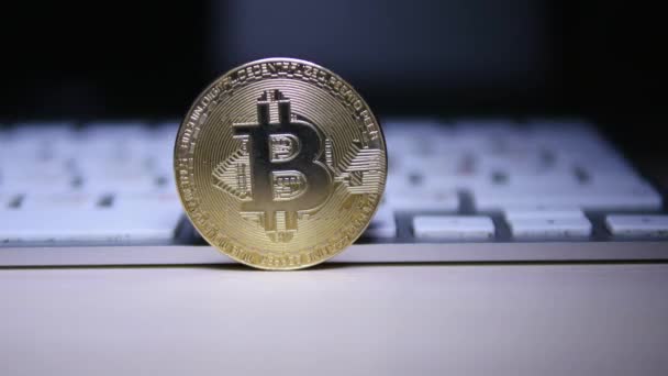 Fechar a moeda bitcoin dourada no fundo do teclado — Vídeo de Stock