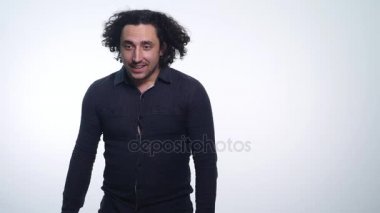 Yakışıklı adam gösteren farklı duygular. Yakın çekim