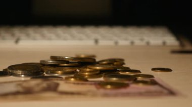 Altın bitcoin sikke klavye arka plan üzerinde çok sayıda sikke üzerinde kapatın