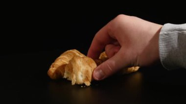 el kruvasan siyah arka plan üzerine alır.