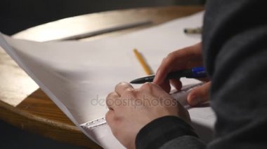 Erkek mimar iş başında. Mimar eller. Cetvel ve mimar elinde bir kalem. Evin tasarımı. Mühendis. Çizim araçları. Çizim oluşturma. Mimari