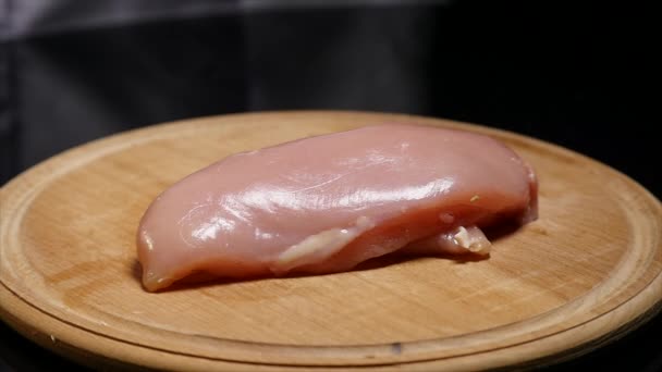 Rukou vyvolá kouskem kuřecí řízek na desce — Stock video
