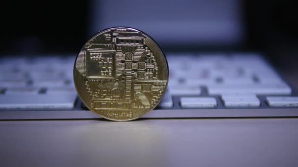 Monety złote bitcoin na tle klawiatury z bliska — Wideo stockowe