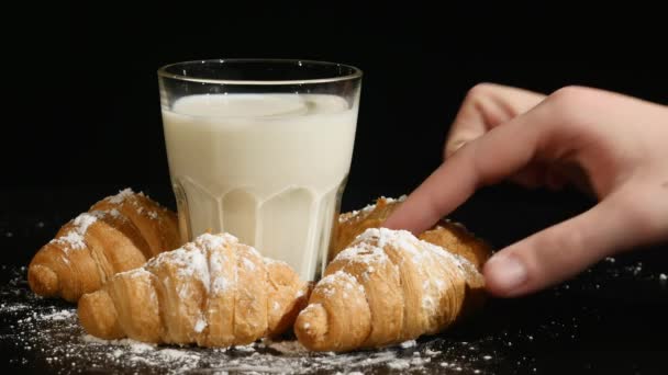 Kéz viszi croissant-fekete háttér — Stock videók