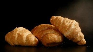 siyah bir zemin üzerine üç ay çöreği