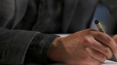 Erkek mimar iş başında. Mimar eller. Cetvel ve mimar elinde bir kalem. Evin tasarımı. Mühendis. Çizim araçları. Çizim oluşturma. Mimari