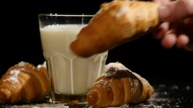 el kruvasan siyah arka plan üzerine koyar.