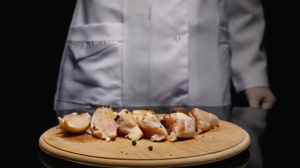 Шеф-повар наливает соус на свежее филе курицы — стоковое видео