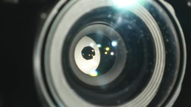 Lente de cámara de vídeo, mostrando zoom y deslumbramiento, vueltas, primer plano — Vídeo de stock
