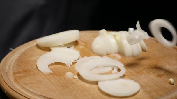 Posiekaną cebulę na desce — Wideo stockowe