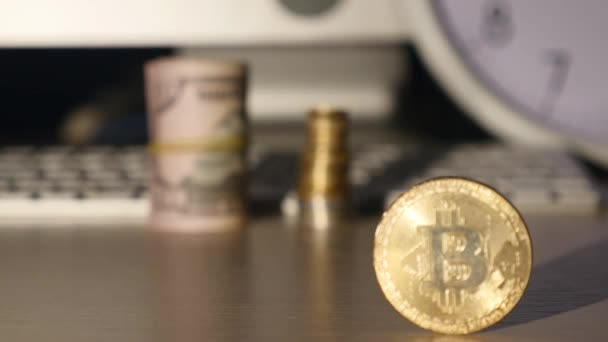 Κοντινό πλάνο χρυσή bitcoin κέρμα και νομίσματα στο πληκτρολόγιο και δολάρια τραπεζογραμμάτια φόντο. επιλεκτική εστίαση — Αρχείο Βίντεο