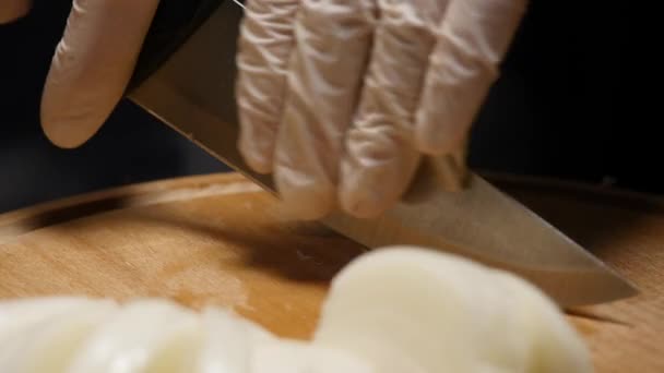Koch schneidet eine Zwiebel mit dem Messer — Stockvideo