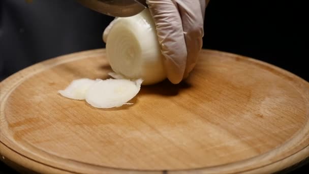 Chef cortando una cebolla con un cuchillo — Vídeos de Stock