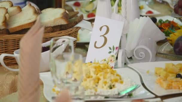 Mesa decorada para um jantar de casamento — Vídeo de Stock