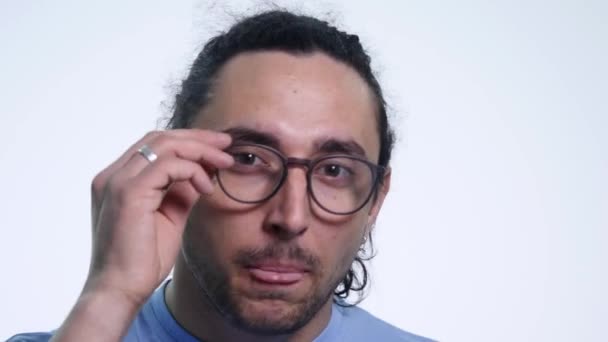 Hombres guapos. Retrato de jóvenes guapos sosteniendo gafas de sol sobre fondo negro — Vídeos de Stock