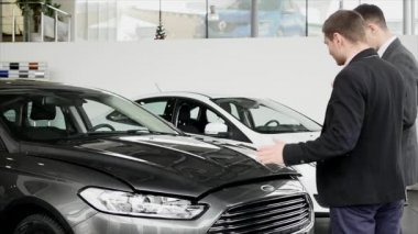 genç adam motor bölümü galerisinde bakarak
