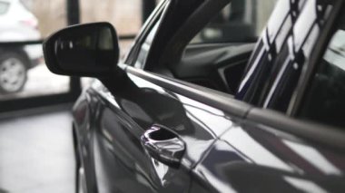 Bir adam iç araç olup olmadığını denetler. Otomatik iş, araba Satılık, teknoloji ve insan kavramı - auto göstermek ya da salon araba satıcısı ile mutlu erkek. Bir satıcı motor gösterisi ile genç adam