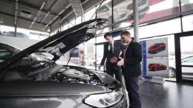 genç adam motor bölümü galerisinde bakarak