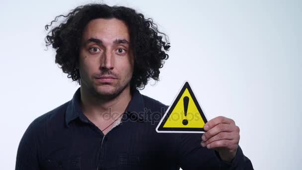 Junger Mann mit Schildern auf weißem Hintergrund — Stockvideo
