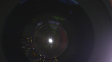 Kamera lens diyaframı açın ve kapatın. Makro çekim açık görünümü