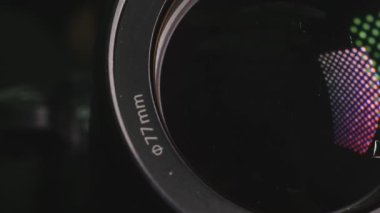 Kamera merceği yakınlaşıyor ve uzaklaşıyor